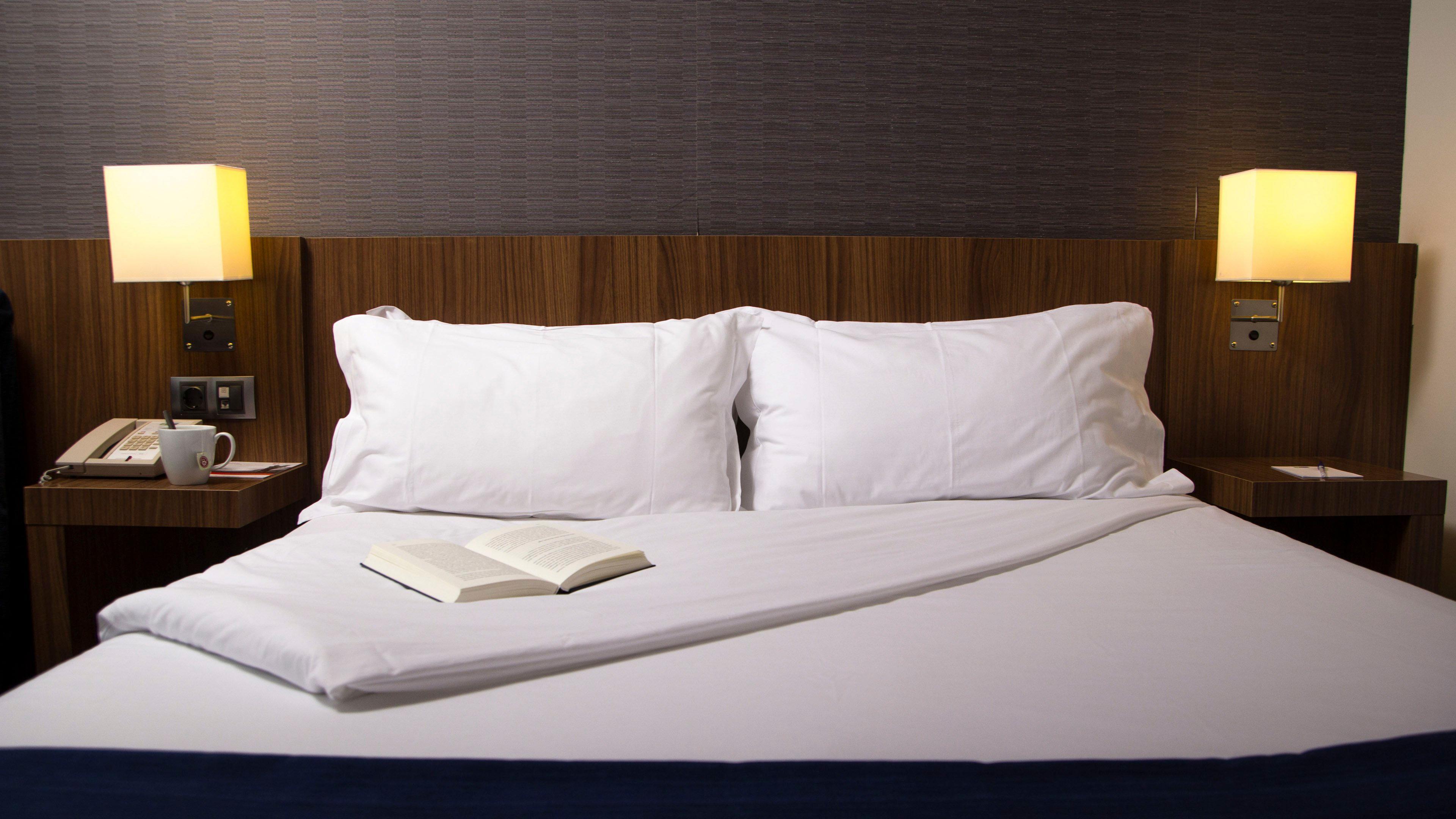 Holiday Inn Express Bilbao Airport By Ihg Derio Exterior photo