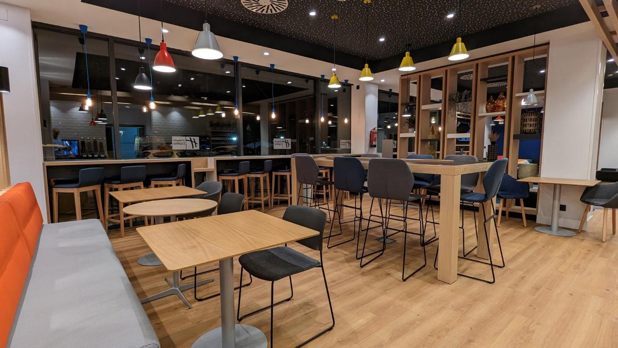 Holiday Inn Express Bilbao Airport By Ihg Derio Exterior photo