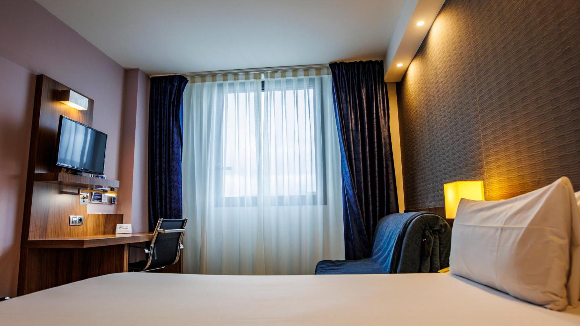 Holiday Inn Express Bilbao Airport By Ihg Derio Exterior photo
