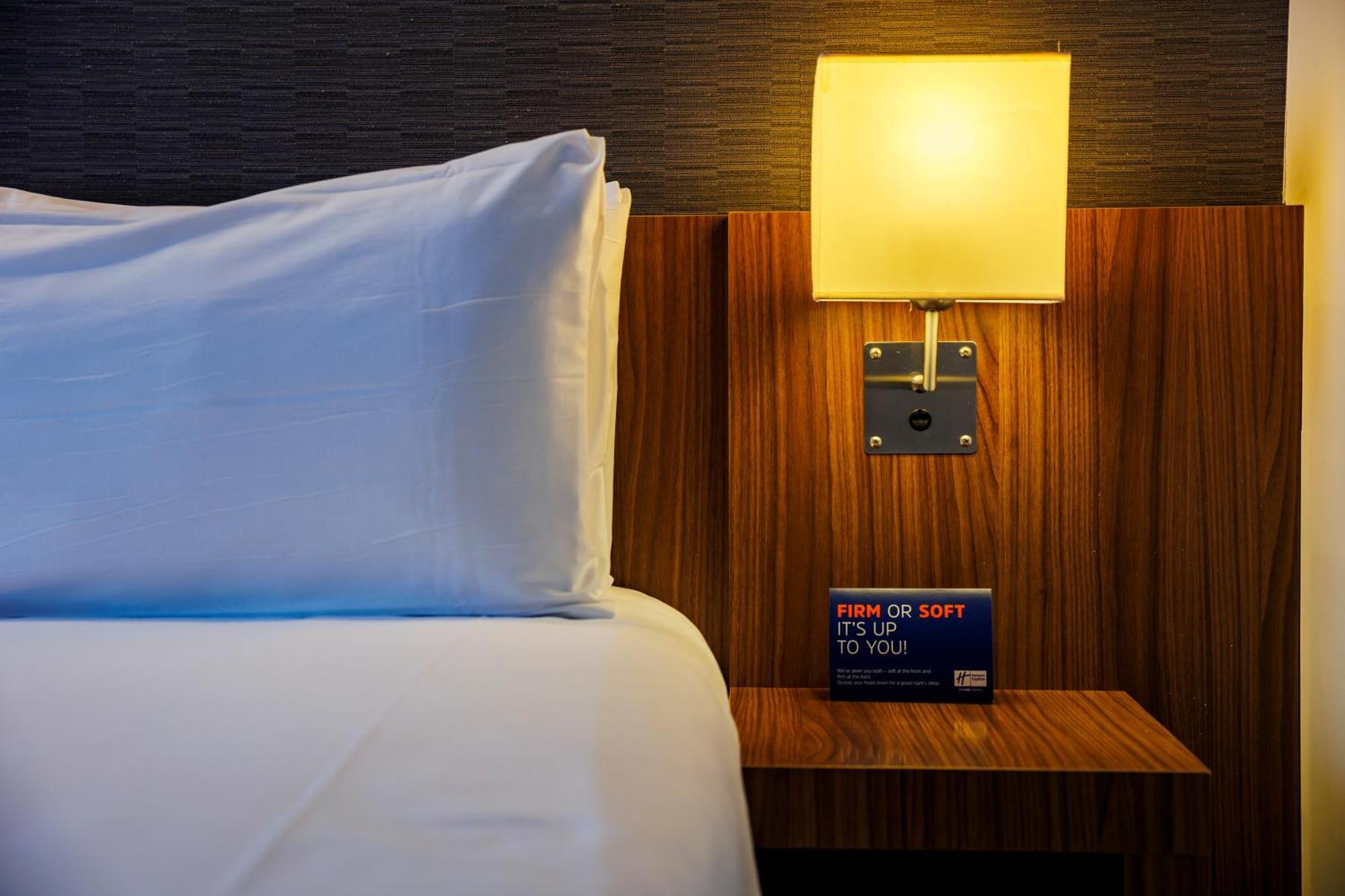Holiday Inn Express Bilbao Airport By Ihg Derio Exterior photo