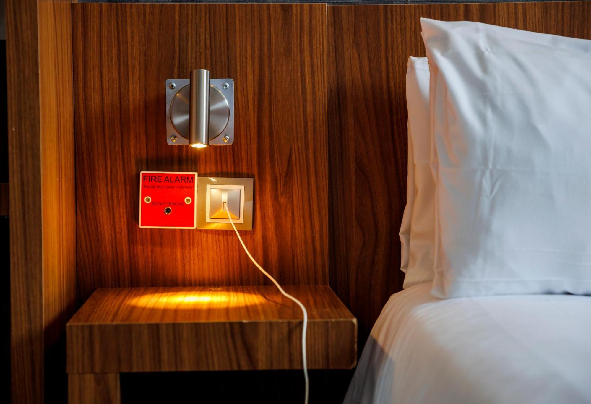 Holiday Inn Express Bilbao Airport By Ihg Derio Exterior photo