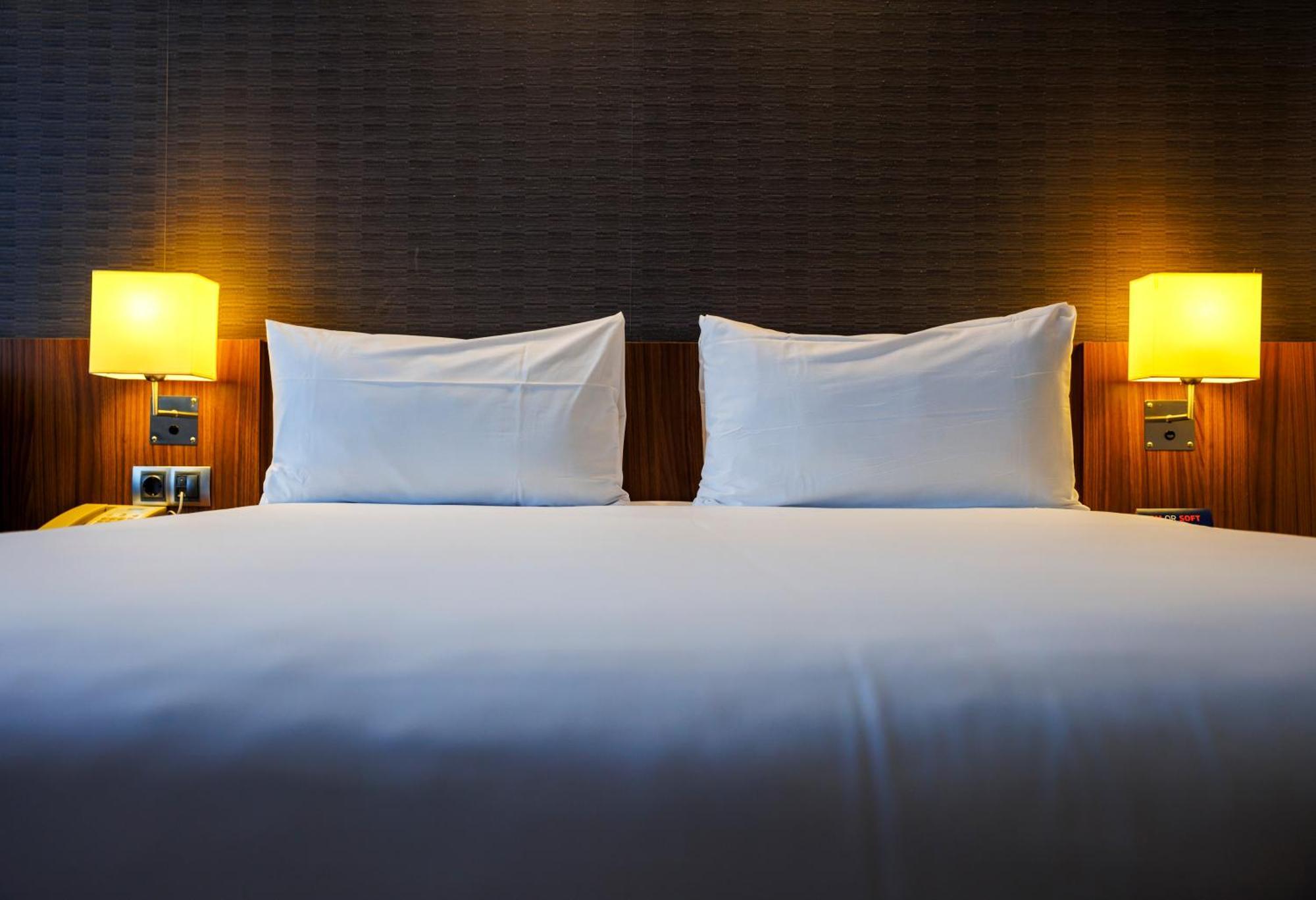Holiday Inn Express Bilbao Airport By Ihg Derio Exterior photo