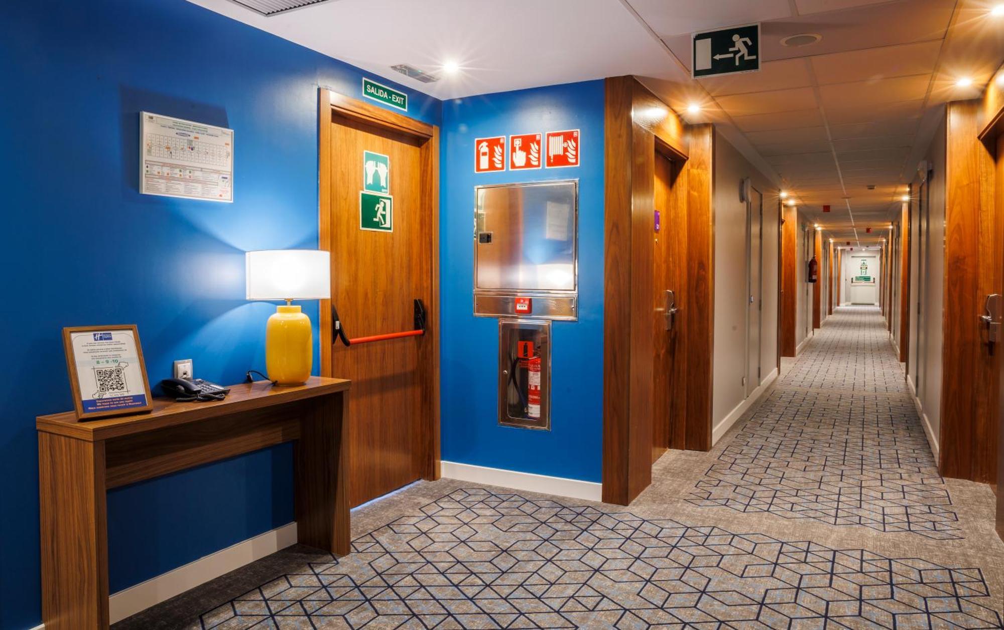 Holiday Inn Express Bilbao Airport By Ihg Derio Exterior photo