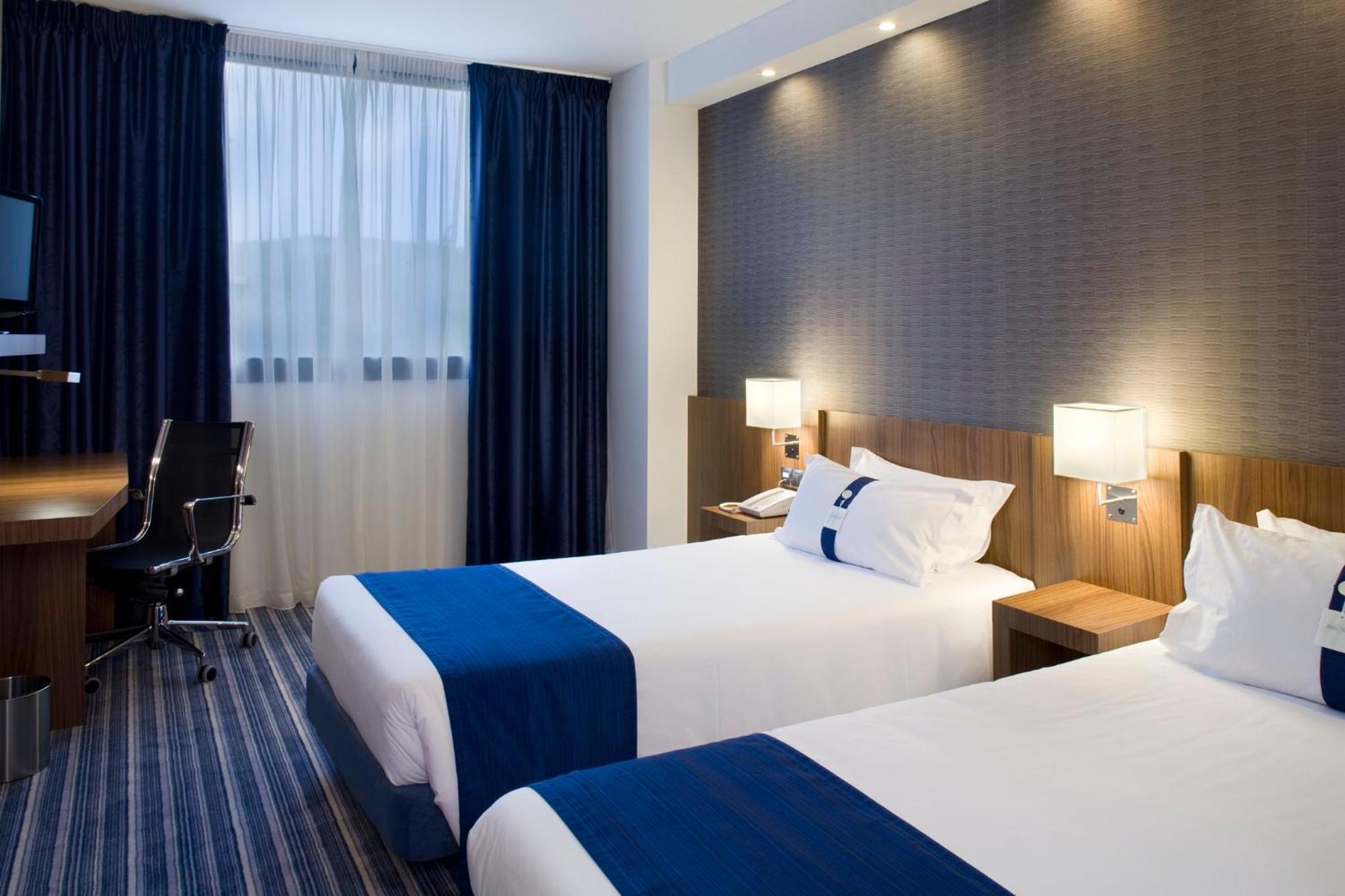Holiday Inn Express Bilbao Airport By Ihg Derio Exterior photo