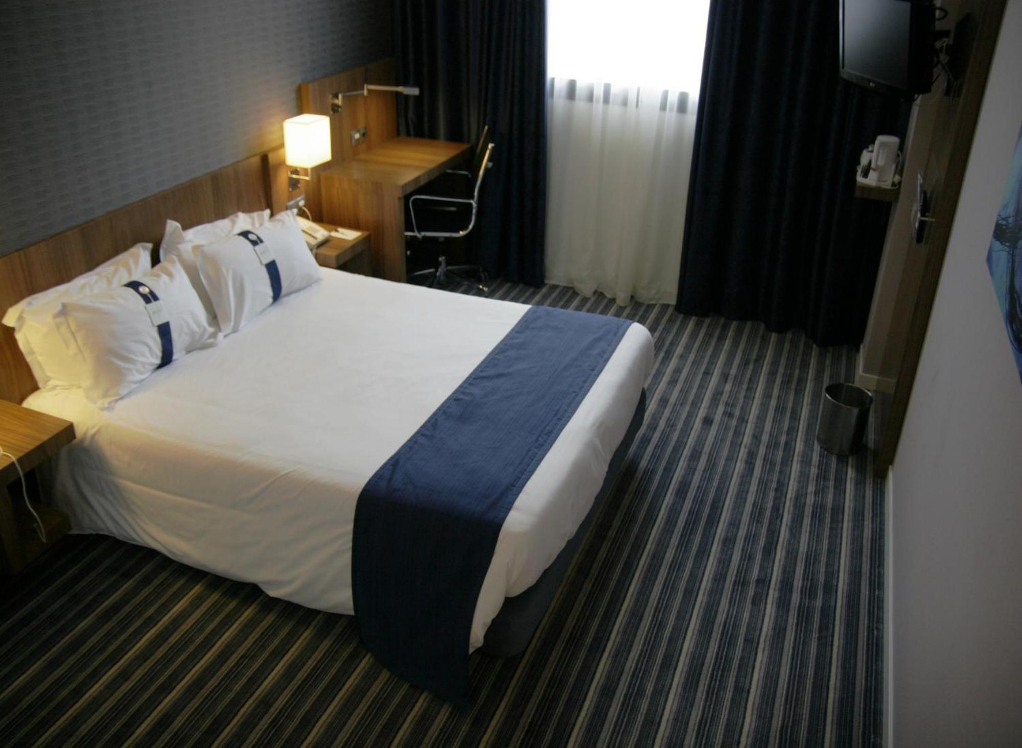 Holiday Inn Express Bilbao Airport By Ihg Derio Exterior photo